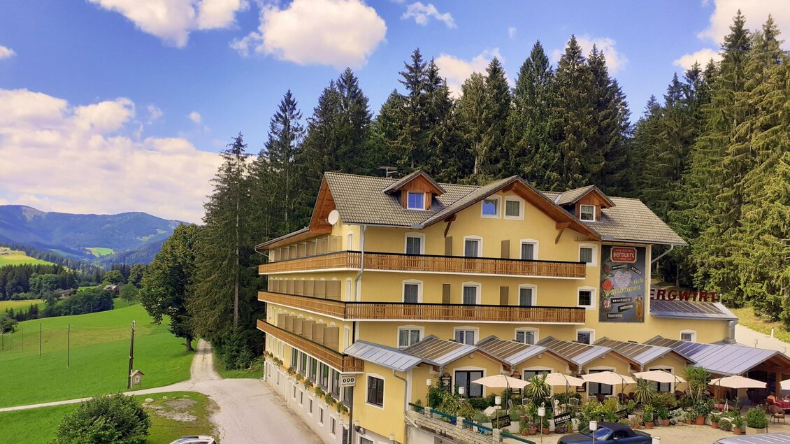 Bergwirt Liebesnesterl in Köflach mit Terrasse, umgeben von Wiesen und Wald. | © Bergwirt