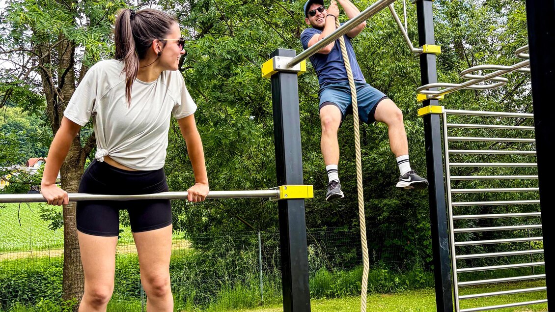 Der Bewegungspark in St. Stefan im Rosental bietet ideale Möglichkeiten für Sport, Spaß und gemeinsame Aktivität im Freien. Ob Klettern, Hangeln oder Kraftübungen – die modernen Geräte laden Menschen jeden Alters dazu ein, sich an der frischen Luft fit zu halten und Bewegung mit Freude zu verbinden. | © Marktgemeinde St. Stefan im Rosental