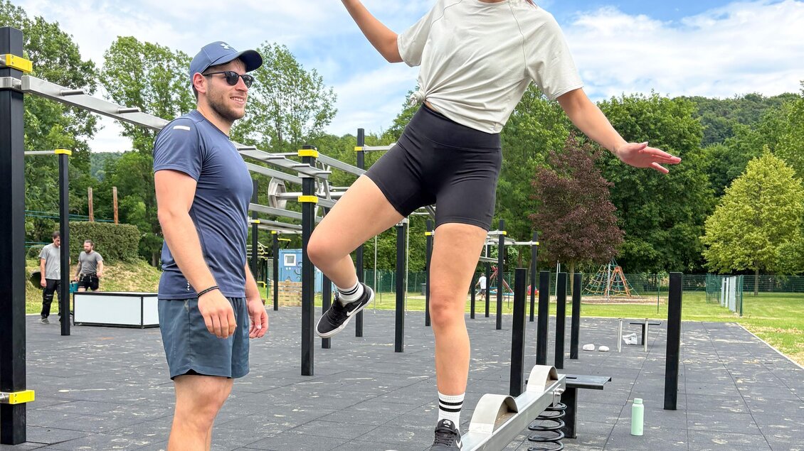 Mit Balance und Konzentration wird das Gleichgewicht auf dem Balanciergerät trainiert, während Unterstützung und Motivation für zusätzlichen Spaß sorgen. Der Bewegungspark in St. Stefan im Rosental lädt dazu ein, Koordination, Geschicklichkeit und Fitness spielerisch an der frischen Luft zu stärken. | © Marktgemeinde St. Stefan im Rosental