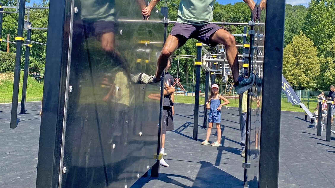 Kraft, Körperspannung und Geschicklichkeit sind gefragt: An der Hindernisstation des Bewegungsparks in St. Stefan im Rosental wird die eigene Fitness auf spielerische Weise getestet. Unterschiedliche Elemente laden dazu ein, Grenzen auszuprobieren und den ganzen Körper zu trainieren. | © Marktgemeinde St. Stefan im Rosental