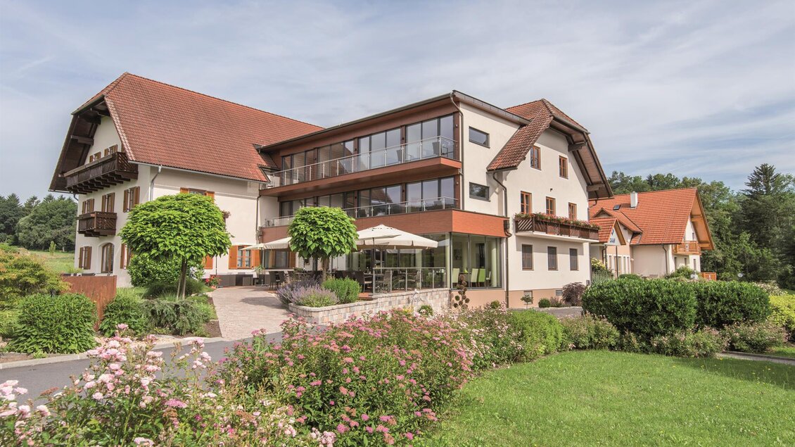 ***Hotel Gruber_Aussenansicht_Oststeiermark | © Helmut Schweighofer