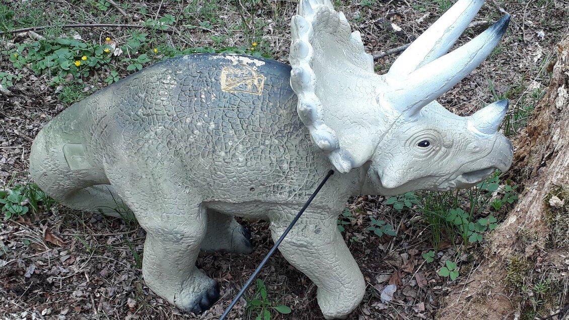 3D-Dinosaurierziel in Form eines Triceratops am Bogenschießparcours Obervoitsberg. | © Bogenschützen Obervoitsberg-Artner