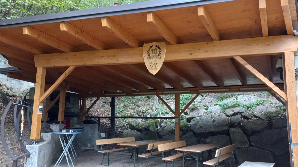 Überdachter Rastplatz aus Holz mit Sitzbänken und Tischen beim Bogenschießparcours Obervoitsberg | © Bogenschützen Obervoitsberg-Artner