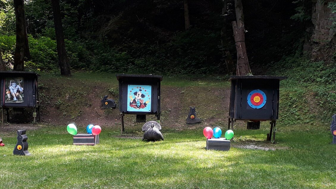 Kinder-Einschießplatz der Bogenschützen Obervoitsberg mit Zielscheiben und bunten 3D-Zielen auf einer Waldlichtung | © Bogenschützen Obervoitsberg-Artner