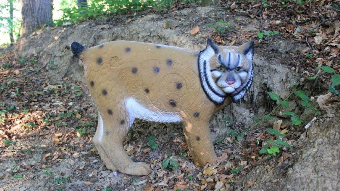Eine ungewöhnliche Figur eines Luchses steht im Wald. Der Luchs hat ein markantes Gesicht und einen pelzigen Körper. | © Ulrike Elsnegg