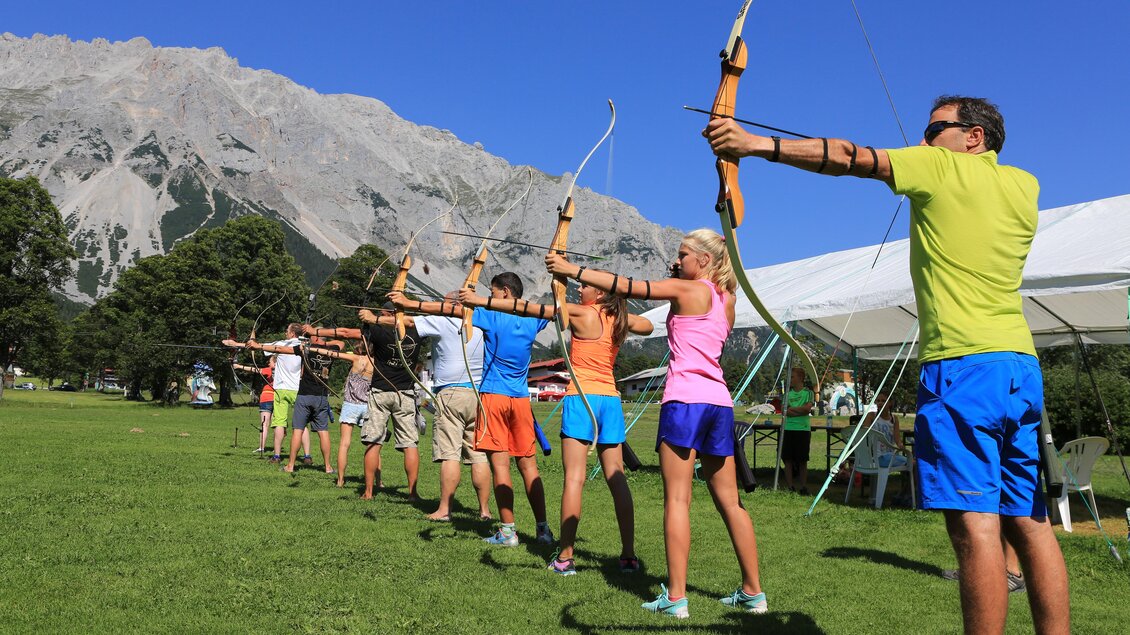 Gruppe am Bogenschießen am Rittisberg | © Erlebnis Rittisberg