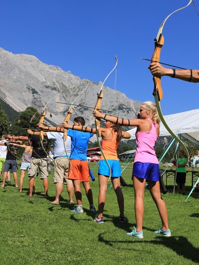 Gruppe am Bogenschießen am Rittisberg | © Erlebnis Rittisberg