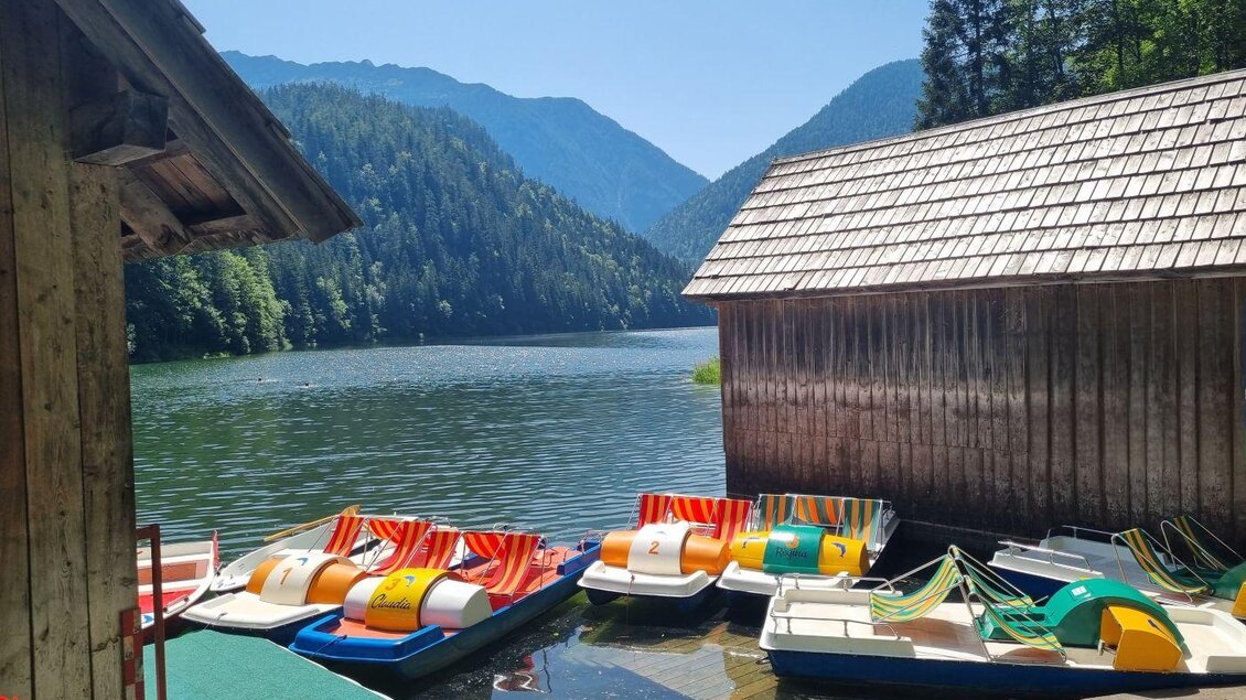 Salza Stausee Bootsverleih mit Seehintergrund | © Manuel & Regina Egger
