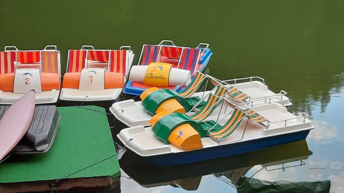Salza Stausee Bootsverleih bunte Boote | © Manuel & Regina Egger