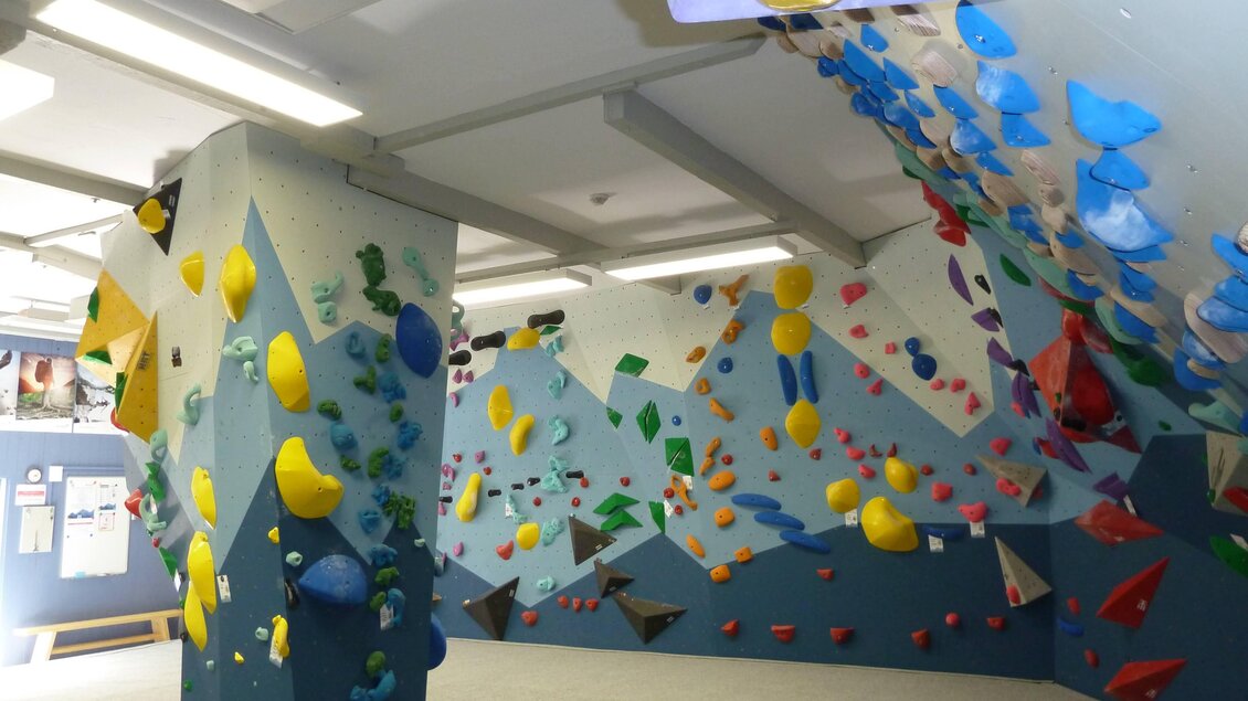 Kletterturm in der Boulderhalle des Österreichischen Alpenvereins Voitsberg mit bunten Griffen | © Hans Fink