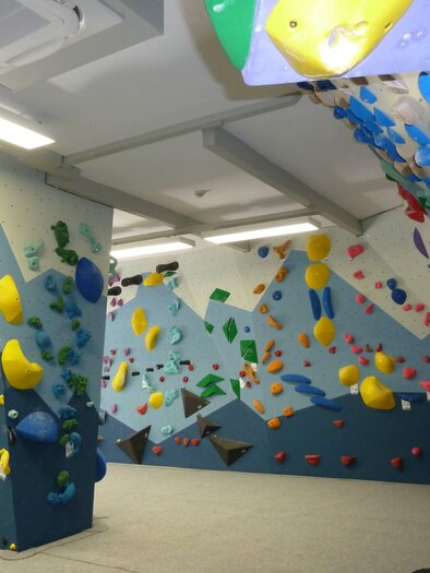 Kletterturm in der Boulderhalle des Österreichischen Alpenvereins Voitsberg mit bunten Griffen | © Hans Fink