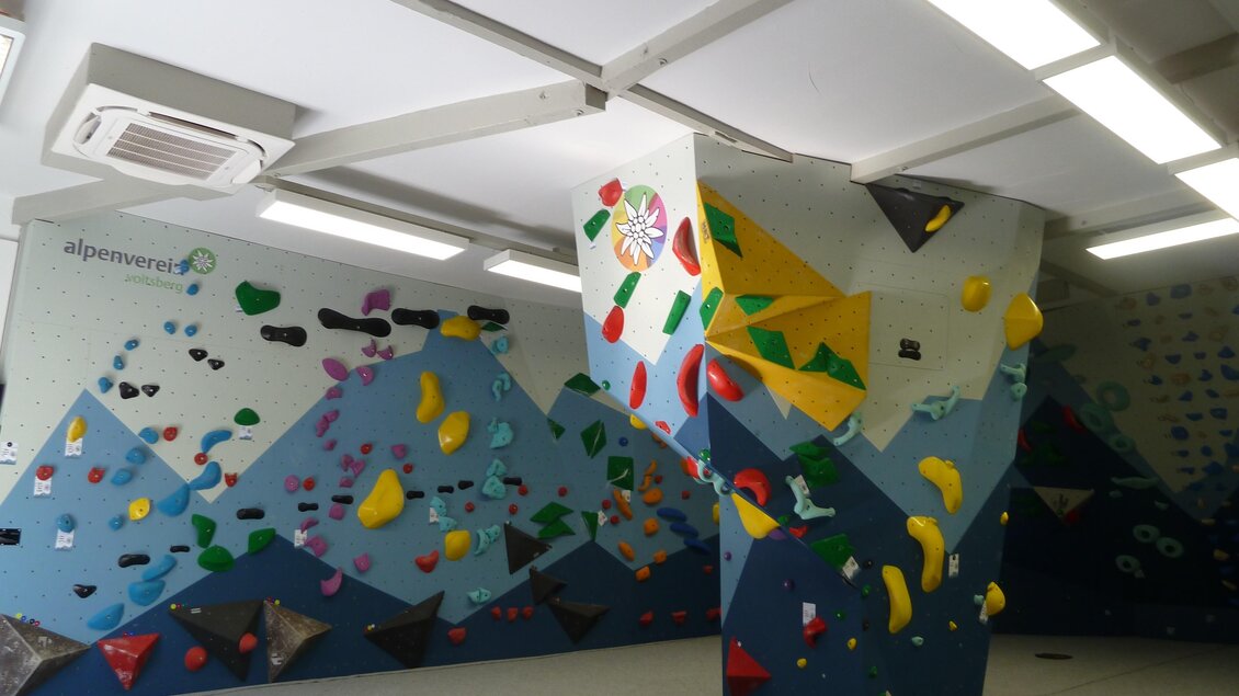 Innenansicht der Boulderhalle des Österreichischen Alpenvereins Voitsberg mit bunten Klettergriffen und freistehender Kletterwand | © Hans Fink.