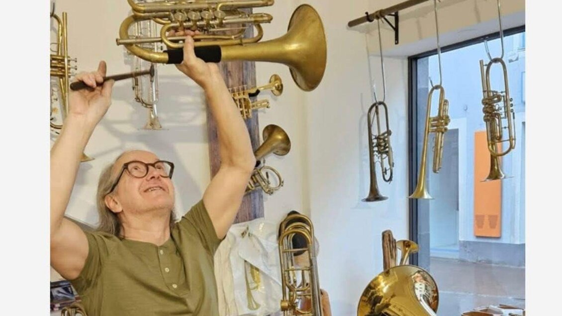 Alois Mayer vom Bläsertreff "Brassego" ist an jedem 2. Samstag im Monat Vorort in Bad Aussee und berät seine Kunden mit Begeisterung.  | © Alois Mayer