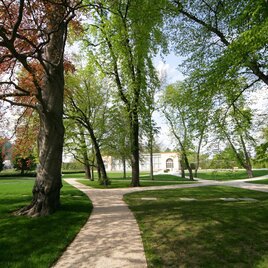 Spazierweg im Burggarten Graz im Frühling | © Graz Tourismus-Harry Schiffer