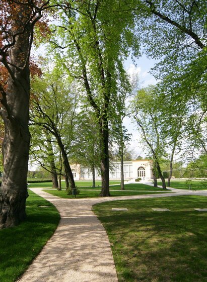 Spazierweg im Burggarten Graz im Frühling | © Graz Tourismus-Harry Schiffer