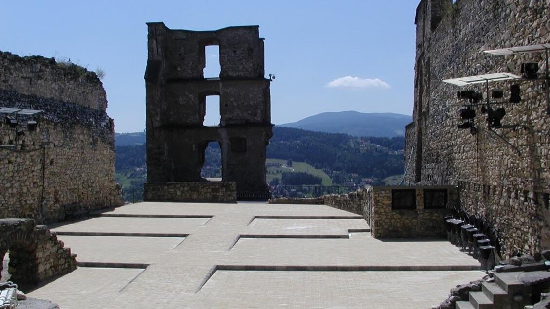 Eine historische Ruine mit teilweise erhaltenen Mauern und einem klaren blauen Himmel. Im Hintergrund sind sanfte Hügel zu sehen. | © Stadtgemeinde Voitsberg