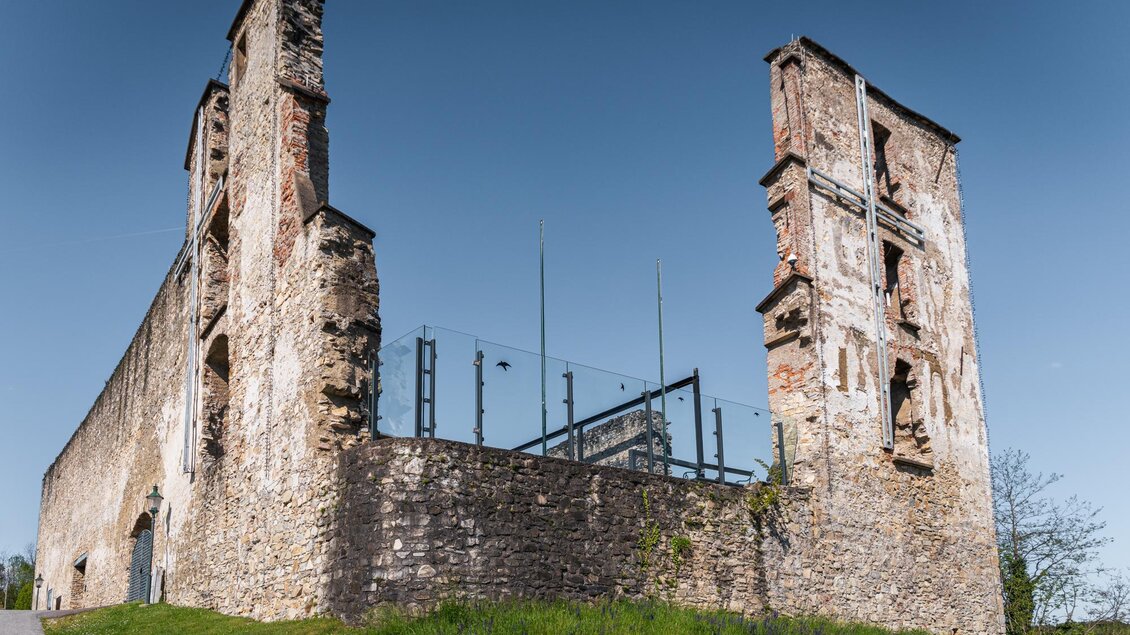Zwei erhaltene Turmreste und Steinmauern der Burgruine Obervoitsberg vor blauem Himmel | © Bernd Grosseck