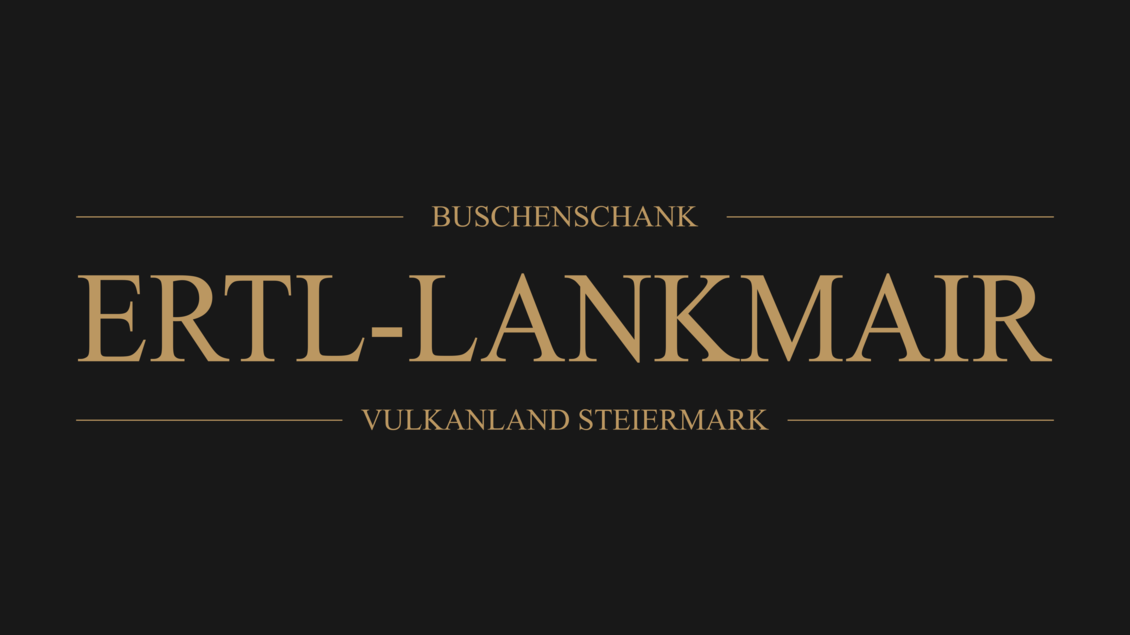 Das Bild zeigt das Logo des Buschenschanks Ertl-Lankmair aus der Region Vulkanland Steiermark. Der Hintergrund ist schwarz mit goldener Schrift. | © Oststeiermark Tourismus