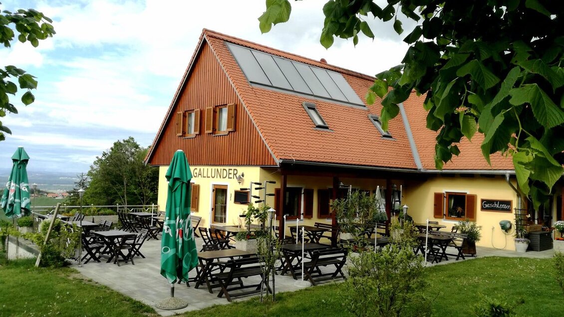 Ein gemütliches Restaurant mit einer Terrasse im Freien. Grünflächen und Sonnenschirme laden zum Verweilen ein. | © Buschenschank & Weingut Gallunder