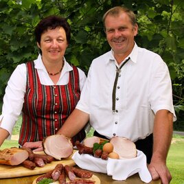 Familie Matzhold mit ihren Spezialitäten | © Matzhold