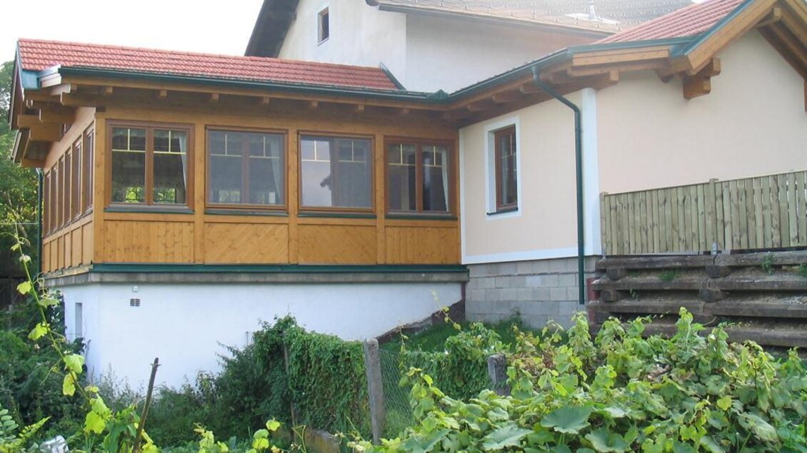 Buschenschank Schachner traditionell mit Holzterrasse und Weinreben in Köflach. | © Buschenschank Schachner