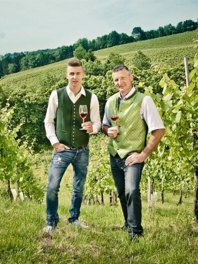 Familie Weber im Weingarten | © Weingut Weber