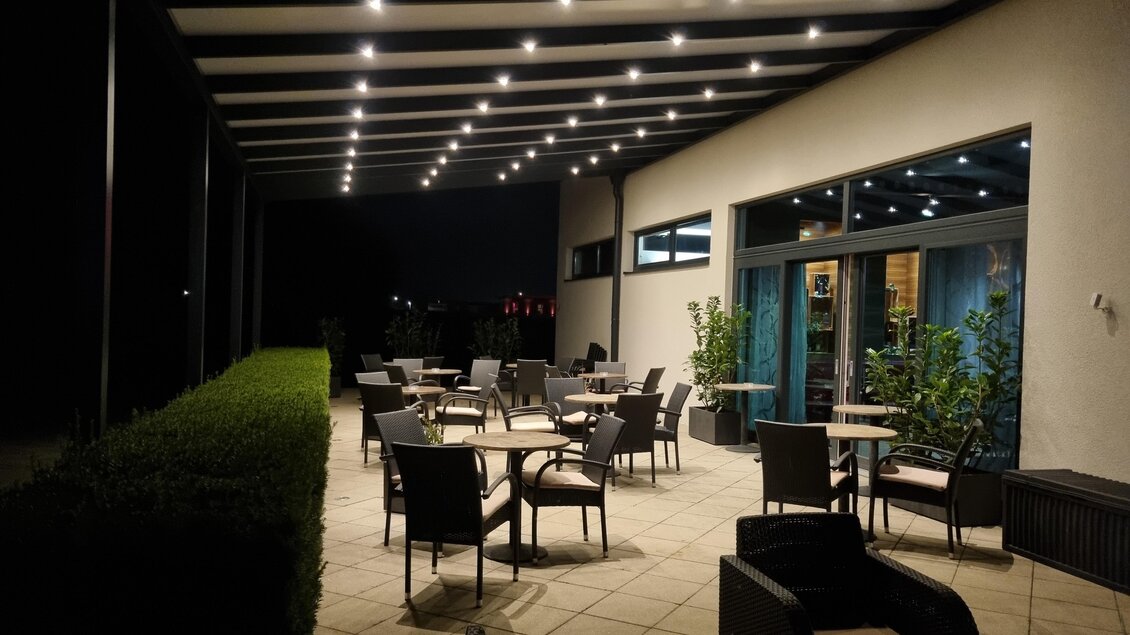 Eine stilvolle Terrasse mit modernen Möbeln und sanfter Beleuchtung. Der Bereich ist gut gestaltet und lädt zum Verweilen ein. | © Thomas Agrinz