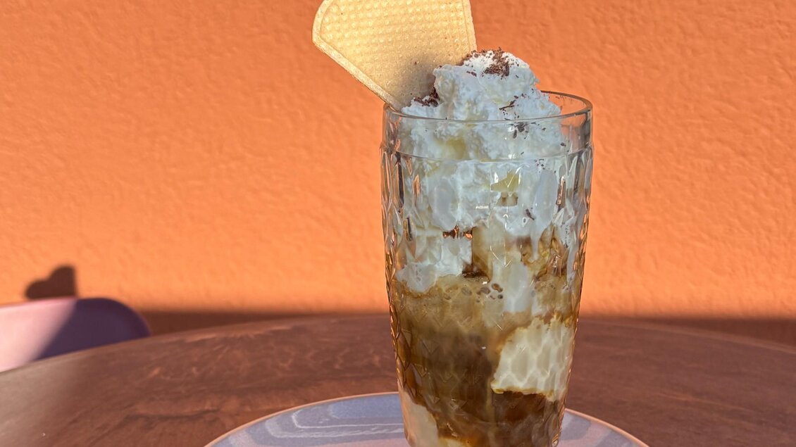 Eiskaffee mit Vanilleeis, Schlagobers, Schokoraspeln und Herzwaffel im Café Marie in Eggersdorf. | © Harry Schiffer Photodesign