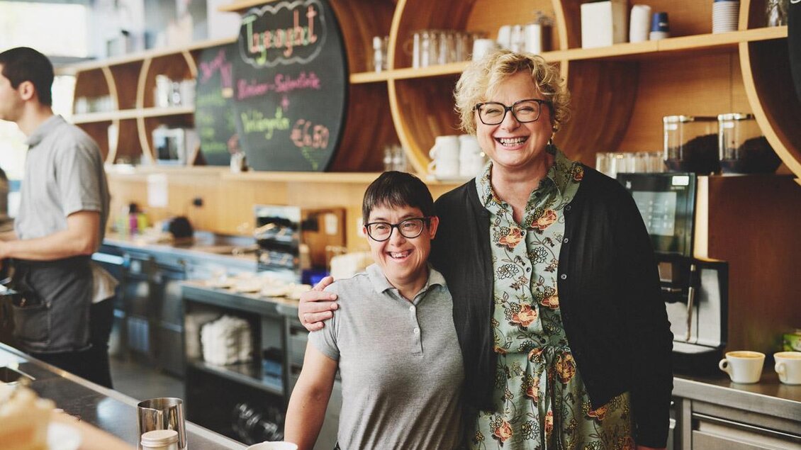 Zwei Mitarbeiterinnen im Café-Konditorei Famoos Graz hinter der Kaffeebar. | © LebensGroß GmbH