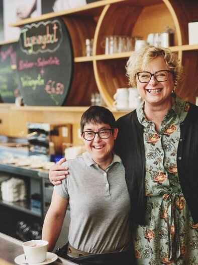 Zwei Mitarbeiterinnen im Café-Konditorei Famoos Graz hinter der Kaffeebar. | © LebensGroß GmbH