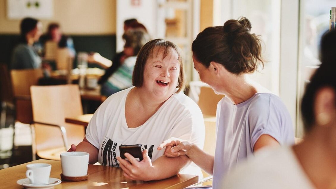 Zwei Frauen sitzen im Café Famoos Graz und unterhalten sich bei Kaffee und Getränken. | © LebensGroß GmbH
