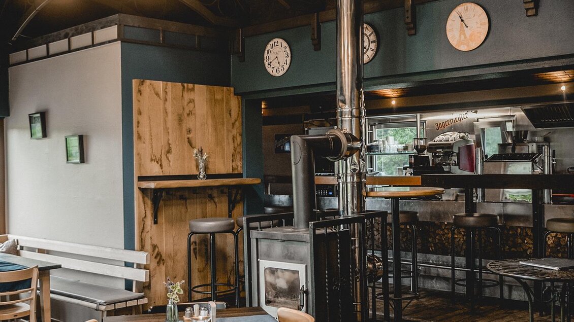 Ein stilvolles Restaurant mit einer warmen Holzinterior und modernen Lampen. Die Einrichtung ist einladend mit stabilen Tischen und Stühlen. | © Michaela Lorber