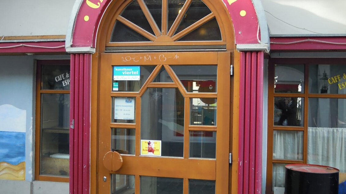 Ein einladendes Café mit dem Namen "Café & Pub Esprit". Die Eingangstür ist aus Holz und hat ein buntes, geschwungenes Schild. | © Tourismusverband Oststeiermark