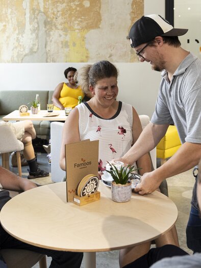 Gäste und Servicekraft im Café Famoos im Unicorn Graz bei Kaffee und Mehlspeisen.  | © LebensGroß GmbH