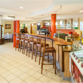 Zu sehen ist der Innenraum vom Café in der Joglland Oase in Wenigzell mit Bar und Eistheke. | © Cafe Joglland Oase