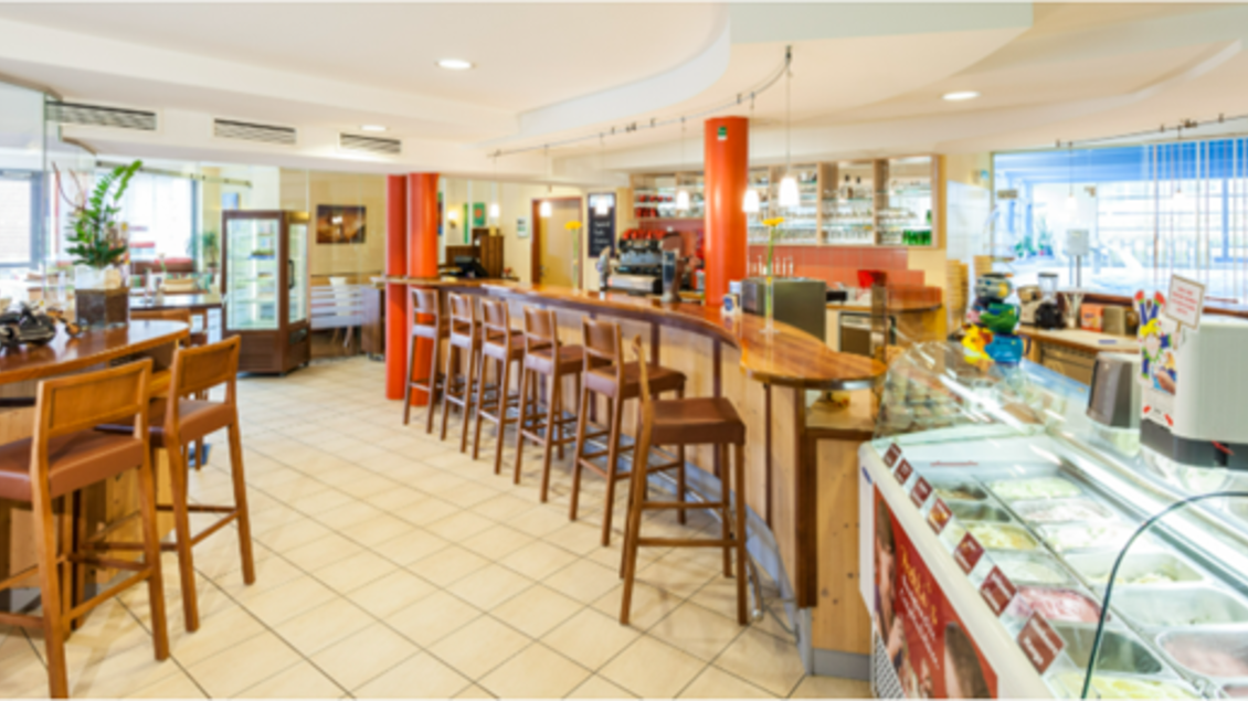 Zu sehen ist der Innenraum vom Café in der Joglland Oase in Wenigzell mit Bar und Eistheke. | © Cafe Joglland Oase