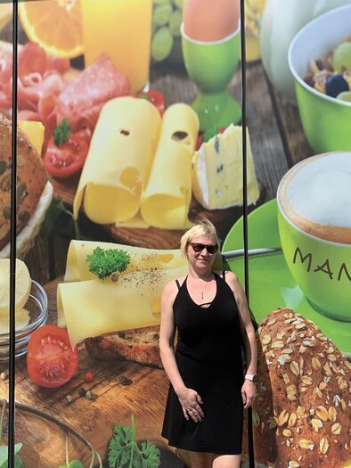Chefin Manu vor ihrem Café | © Cafe Manu