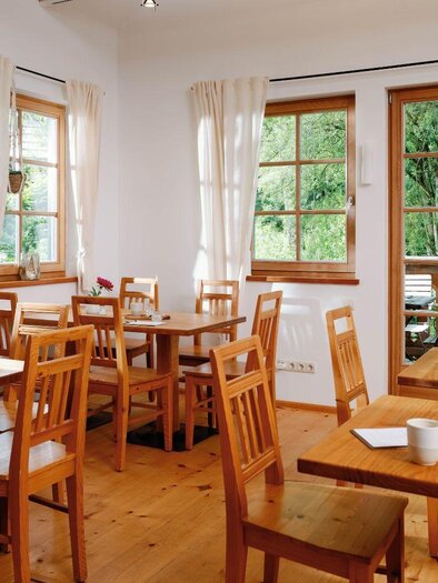 Café Viola in the garden, Bad Aussee, tables | © Viola im Garten