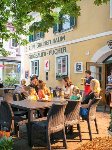 Gastgarten vom Café "Zum grünen Baum" in Friedberg | © Café Zum grünen Baum