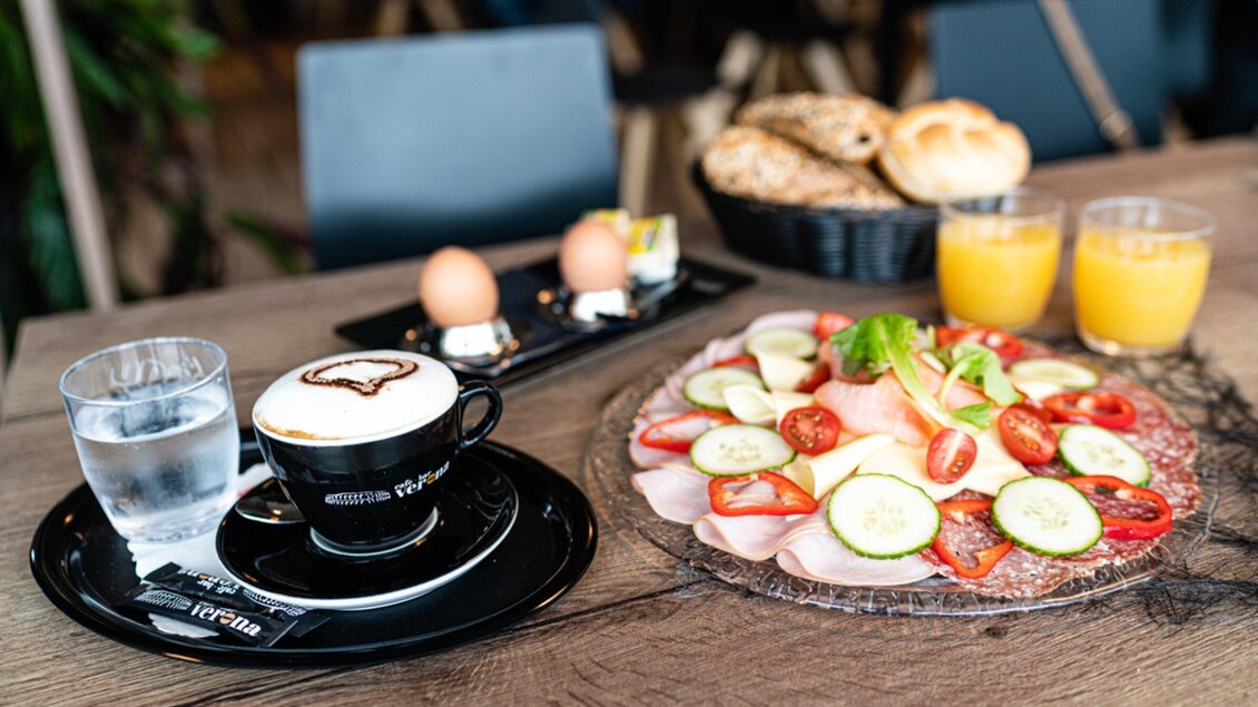Frühstück mit belegtem Brot, Kaffee, Gebäck und Getränken auf einem Tisch in der Café-Bar Verona in Voitsberg. | © Kalthuber photography