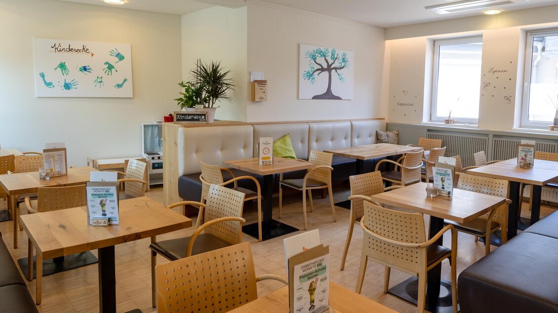 Heller Gastraum mit Sitzplätzen und gedeckten Tischen in der Café-Konditorei Famoos in Mooskirchen.  | © LebensGroß GmbH