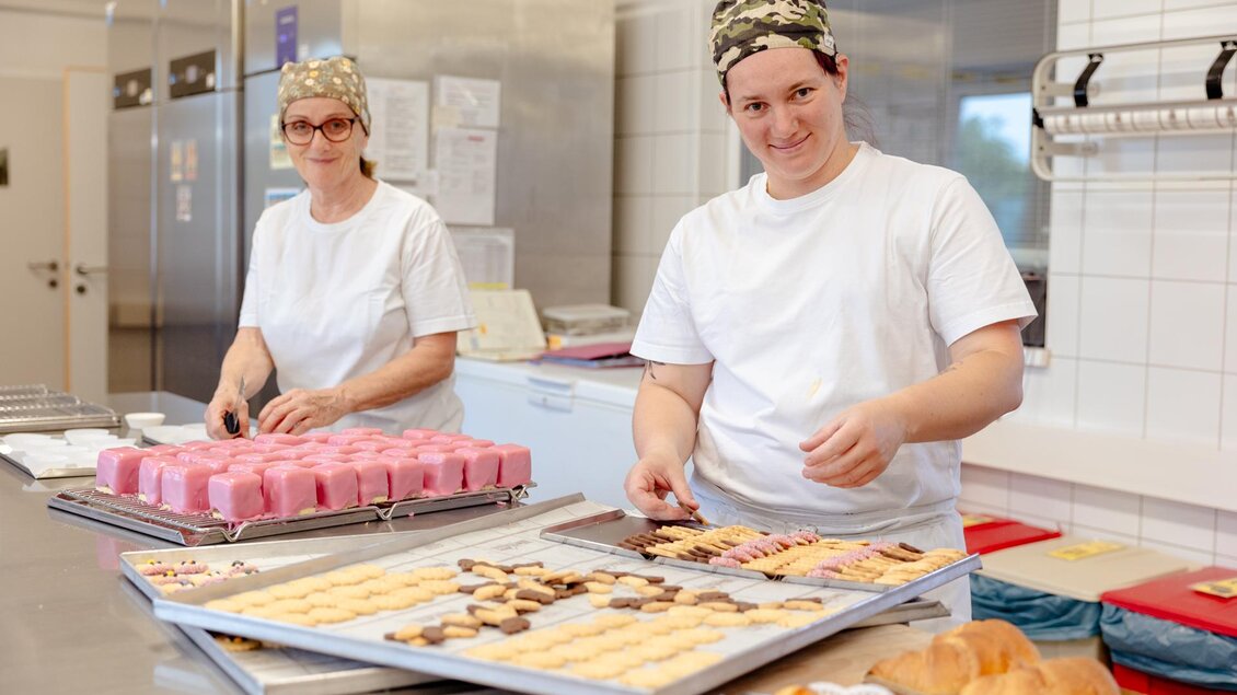 Zwei Bäckerinnen bereiten Gebäck und Mehlspeisen in der Backstube der Café-Konditorei Famoos in Mooskirchen zu. | © LebensGroß GmbH