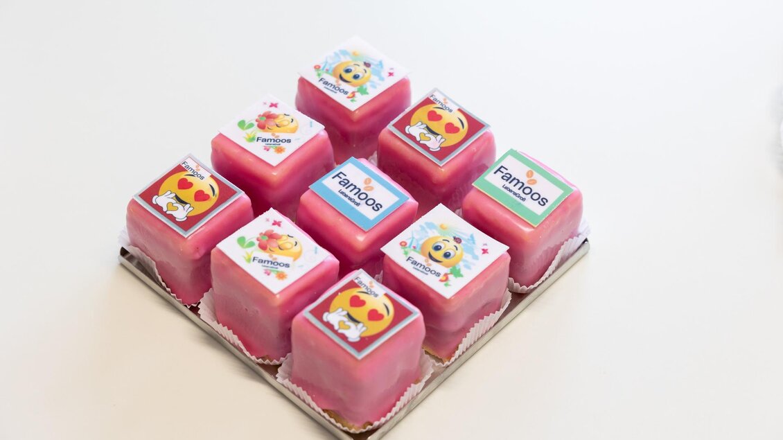 Rosa Punschkrapfen mit Glasur und Dekor der Café-Konditorei Famoos in Mooskirchen auf Tablett. | © LebensGroß GmbH