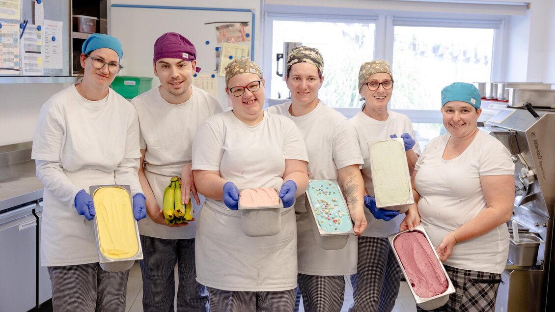 <p>Team der Café-Konditorei Famoos in Mooskirchen präsentiert Formen gefüllt mit Eis in der Backstube.</p> | © LebensGroß GmbH