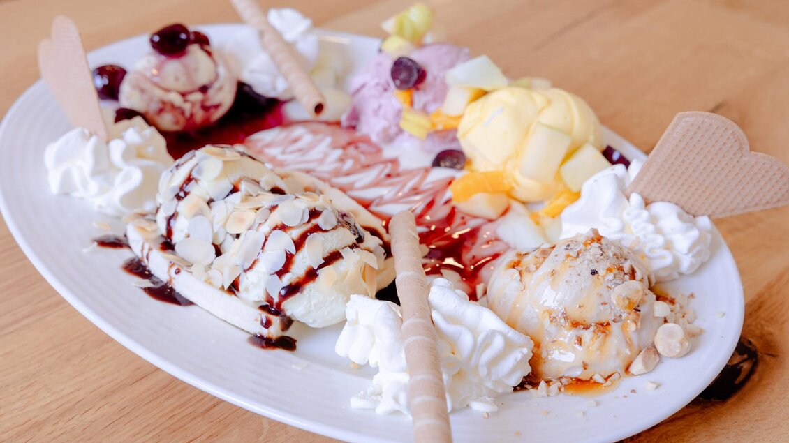 Eisteller mit verschiedenen Eissorten, Früchten, Schlagobers und Waffeln in der Café-Konditorei Famoos in Mooskirchen.  | © LebensGroß GmbH