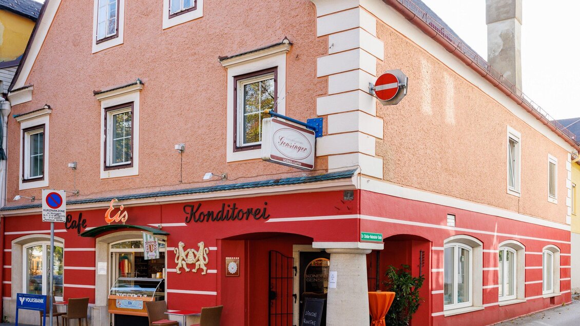 Außenansicht der Café Konditorei Gensinger mit Sitzplätzen in der Innenstadt von Voitsberg. | © TV Region Graz - Harry Schiffer