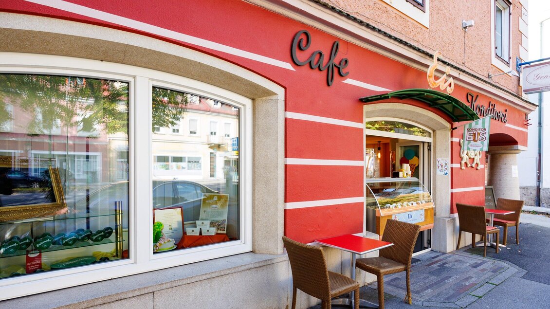 Eingangsbereich der Café-Konditorei Gensinger mit Sitzplätzen und Schaufenster in Voitsberg. | © TV Region Graz - Harry Schiffer