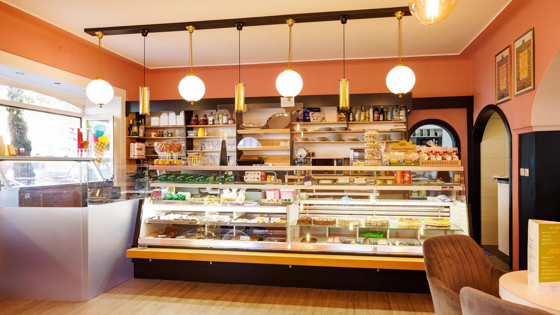 <p>Verkaufsraum der Café-Konditorei Gensinger mit Mehlspeisen und Vitrine in Voitsberg. | © TV Region Graz - Harry Schiffer