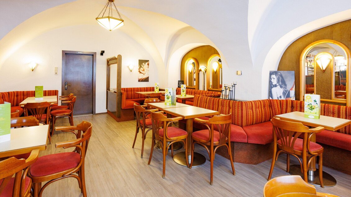Innenbereich der Café-Konditorei Gensinger mit Sitzplätzen und Gewölbedecke in Voitsberg. | © TV Region Graz - Harry Schiffer