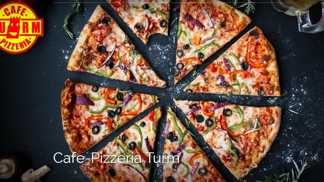 Frisch gebackene Pizza mit Gemüse und Oliven im Café-Pizzeria Turm in Köflach aus der Vogelperspektive. | © Keine Kenntnis, HP